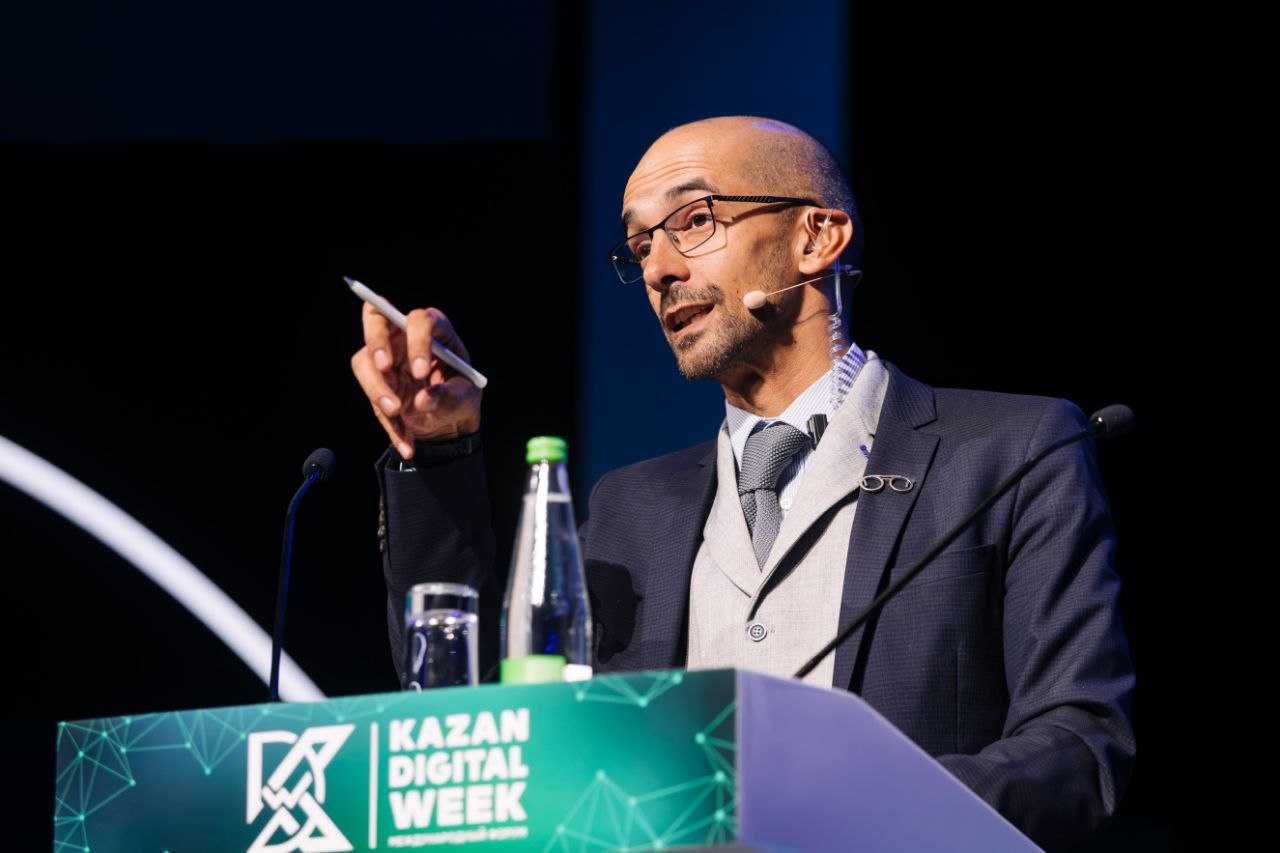 Александр Санчез выступает на Kazan Digital Week